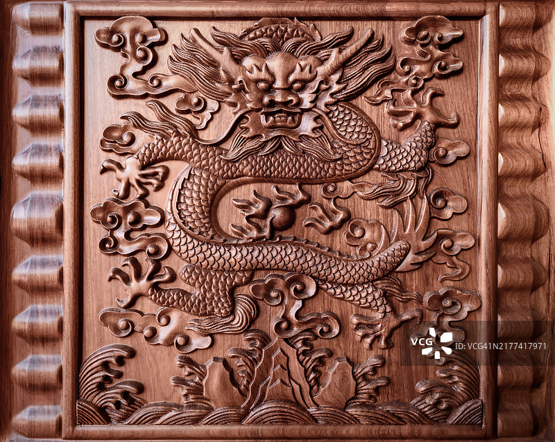 雕刻的木制龙形图案图片素材