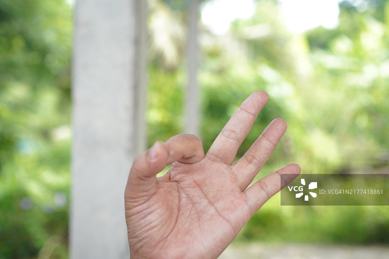 特写的亚洲女性手部做出捏的手势，OK手势，手臂和手在白色背景上，留有空白空间，象征语言中的“好”。图片素材