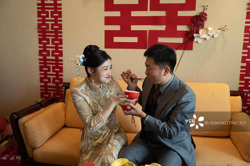 中国婚礼上的新郎新娘吃饺子图片素材