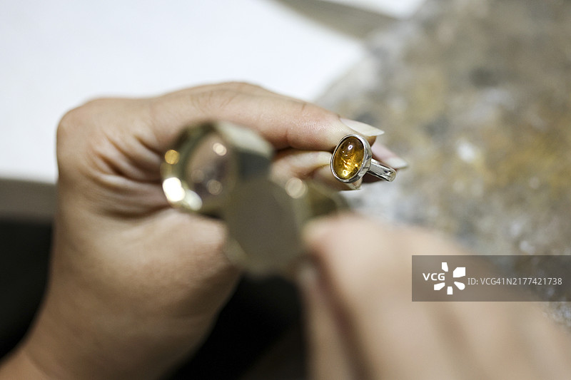 珠宝商正在检查一颗宝石图片素材