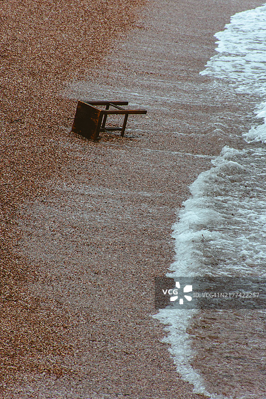 圣斯特凡海滩海中的椅子图片素材