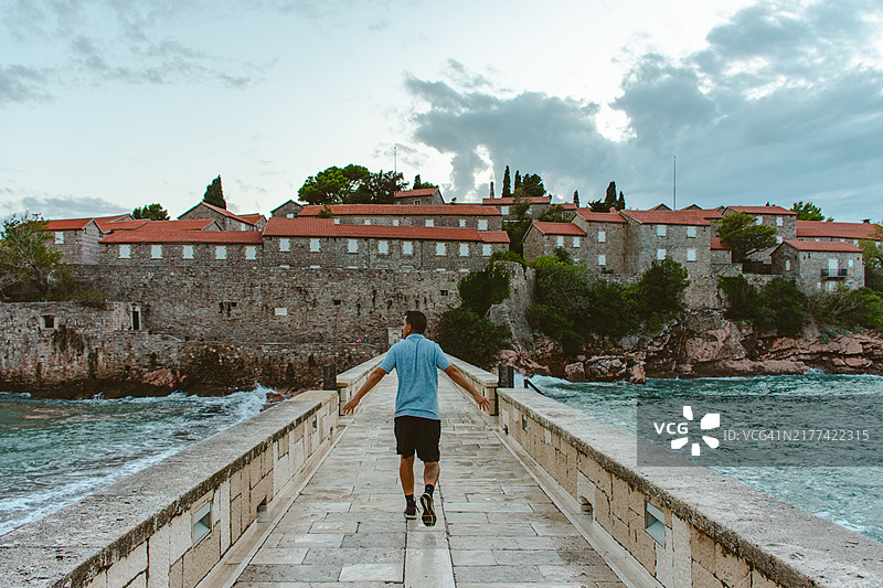 在黑山圣斯特凡岛的男人图片素材