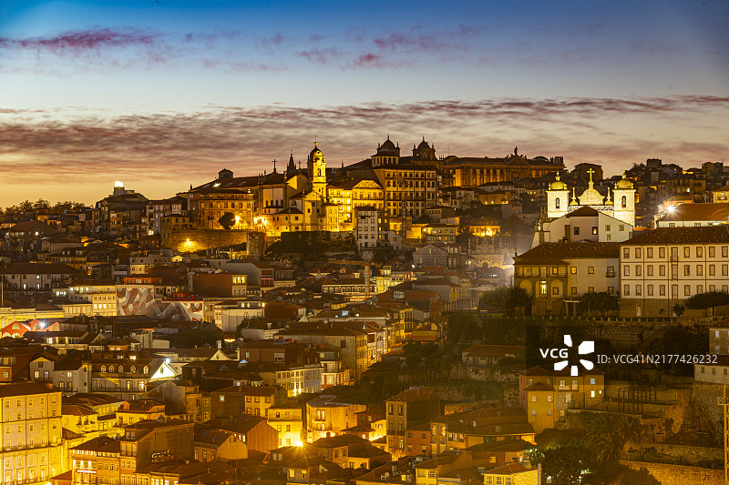 里斯本路易一世大桥日落时分的里贝拉区景色图片素材