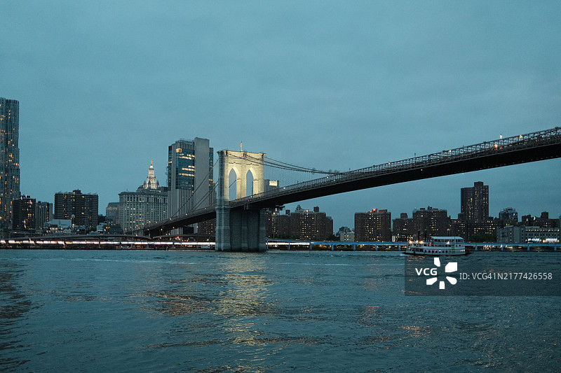 布鲁克林大桥点亮纽约市天际线（黄昏）图片素材