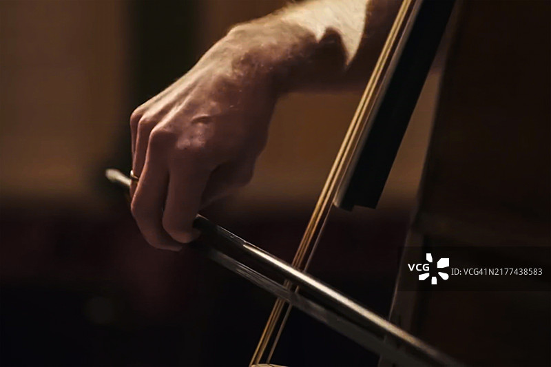 大提琴演奏者图片素材