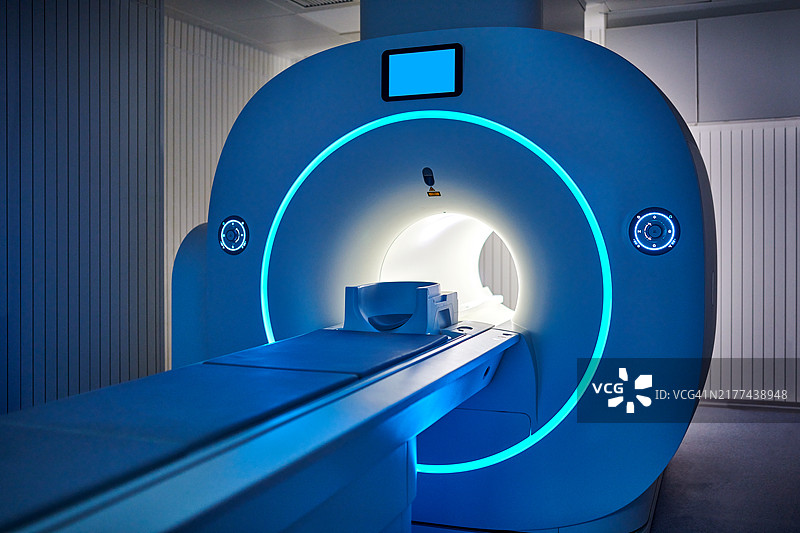 荧光灯下的磁共振成像侧视图图片素材