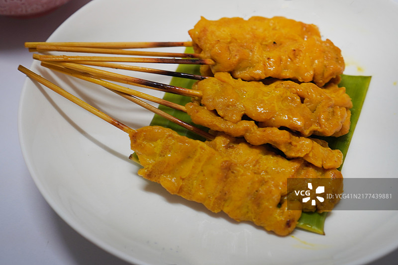 用黄色香料腌制的沙爹猪肉串，配酱汁和蛋黄酱图片素材