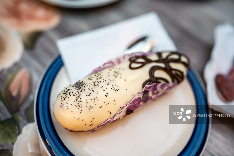 餐厅里的一只泡芙特写图片素材