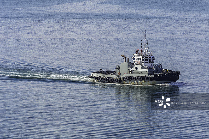 正在离港引航的拖船图片素材