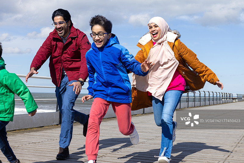 在海边享受家庭乐趣图片素材