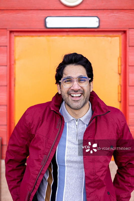 快乐的男人对着镜头微笑图片素材