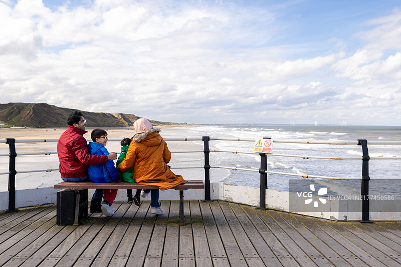 在码头长椅上欣赏风景图片素材