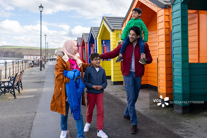 一家人在长廊上散步图片素材