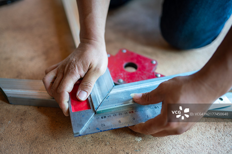 用于精密焊接的带方形尺的测量金属框架图片素材