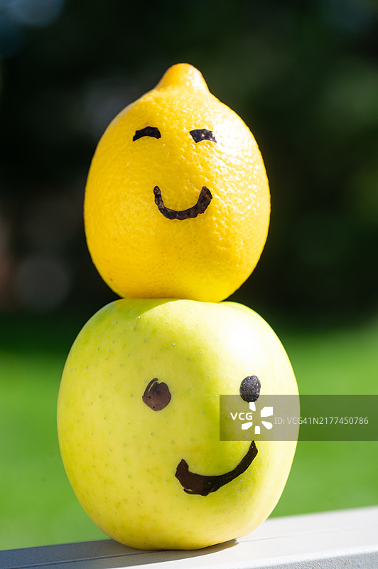 柠檬和苹果上画着可爱的脸图片素材