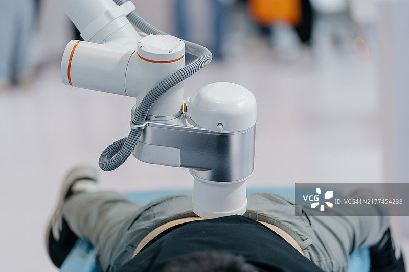 医生用机械手臂为病人按摩图片素材