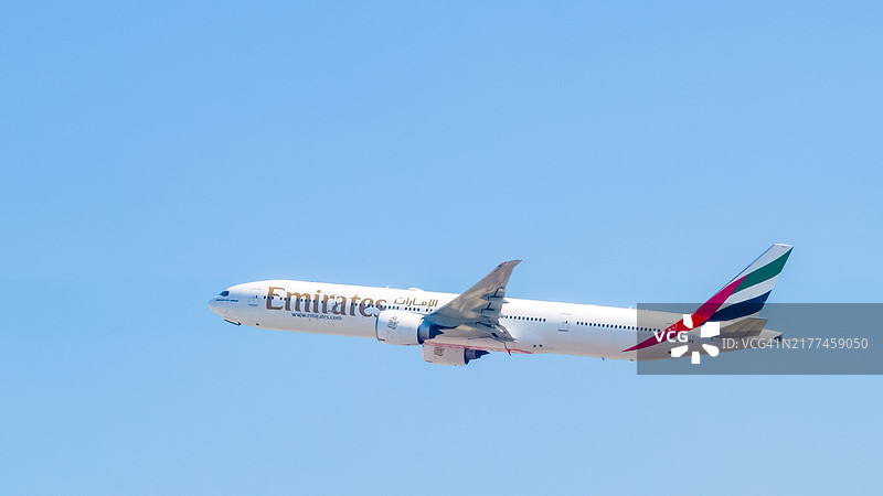 迪拜机场阿联酋航空波音777飞机在清晨从迪拜国际机场起飞特写图片素材
