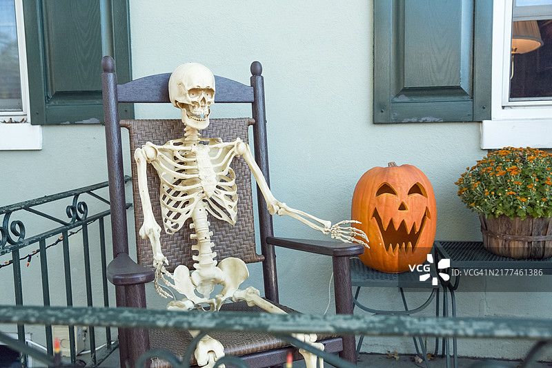 门廊上的万圣节装饰品：骷髅装饰图片素材