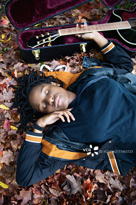 秋日公园里的女人图片素材