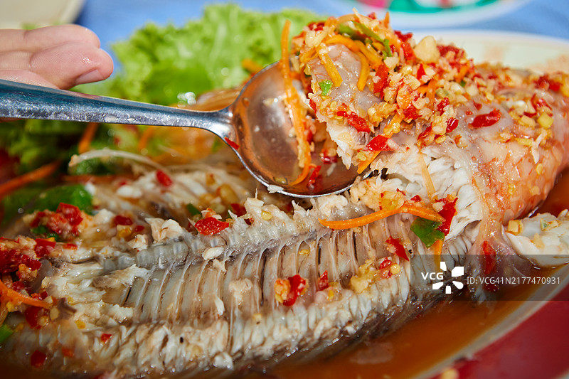 青柠辣椒酱蒸鲷鱼摆盘图片素材
