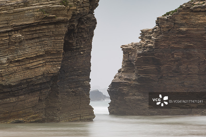 海滩上的教堂岩石形成的海景图片素材