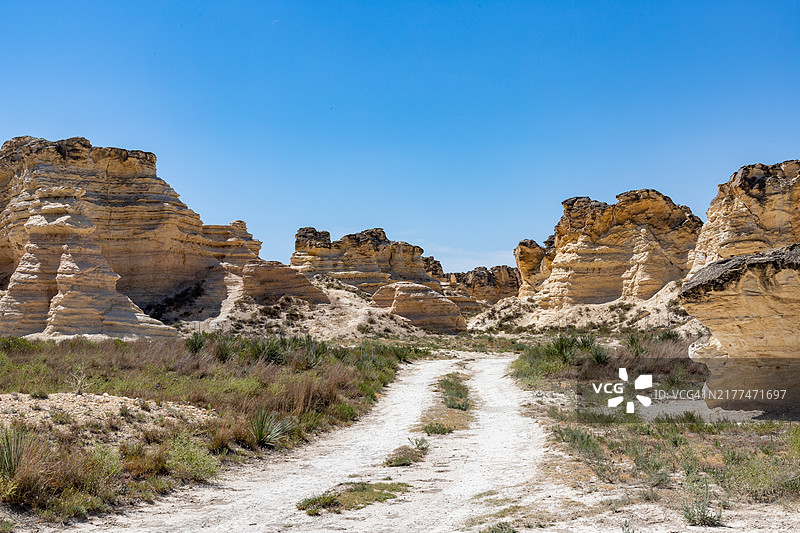 清澈蓝天下的岩石山脉美景，塞内卡，堪萨斯州，美国图片素材