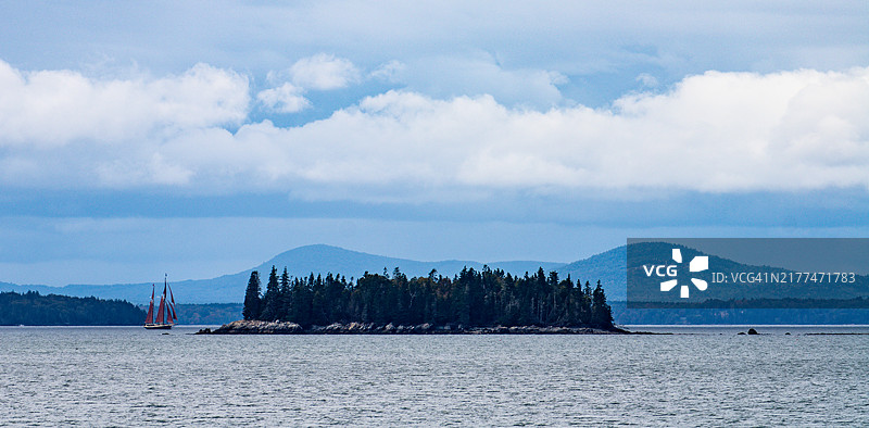 布拉德伯里岛与克劳岛之间的双桅帆船，德尔岛，缅因州，美国图片素材