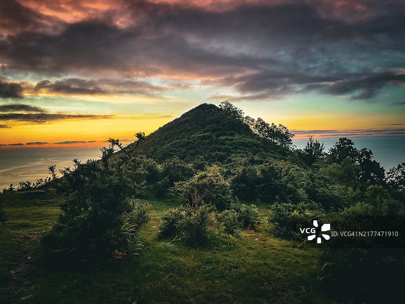 日落时分，西班牙吉普斯夸省霍恩达里比亚的海洋与天空的美丽景色图片素材