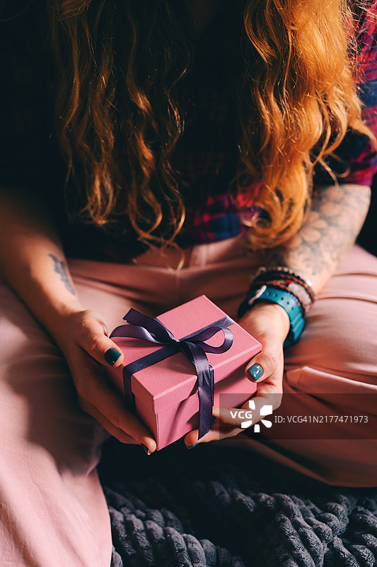 女士手持圣诞礼物盒特写图片素材