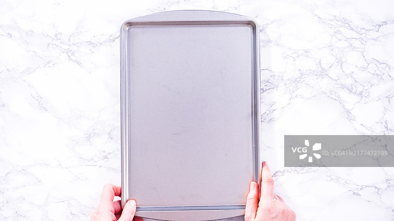 用纸巾铺底的烤盘上晾干的洗净草莓图片素材