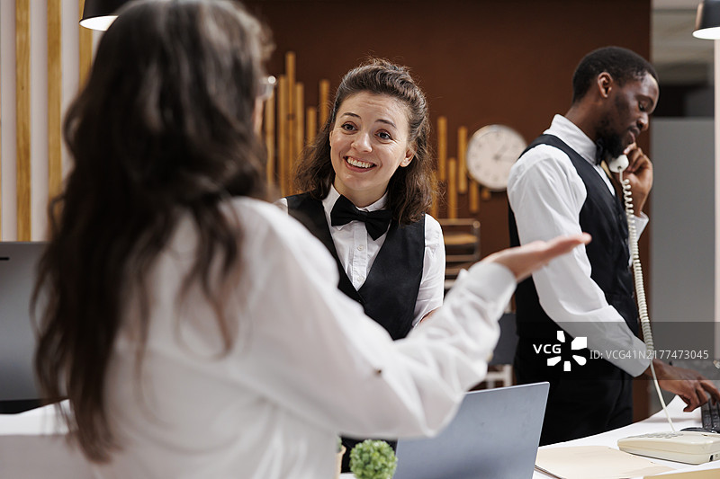 商务人士在会议中图片素材