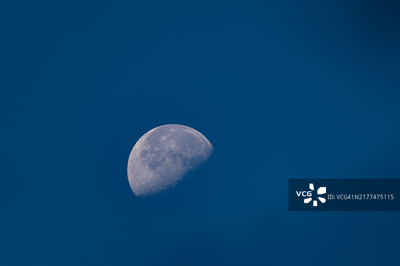 夜空中清晰的月亮低角度视图图片素材