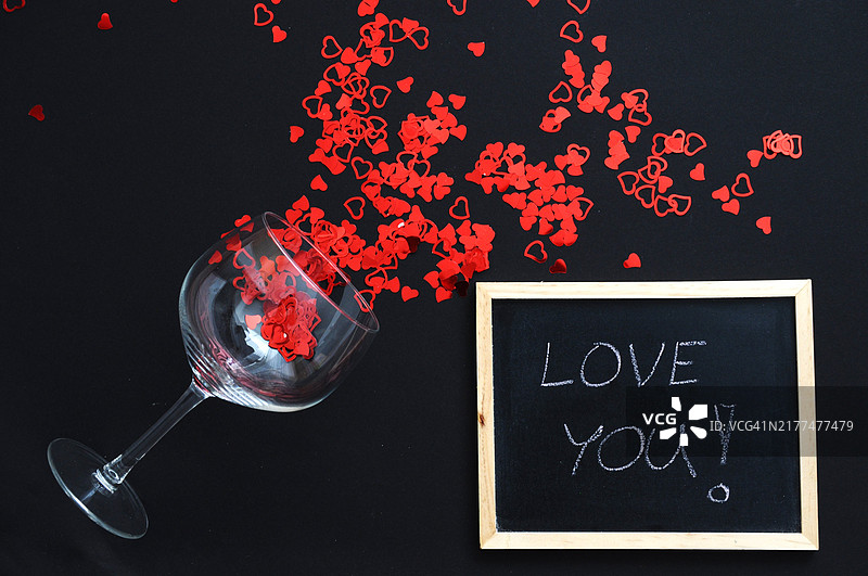 高角度视图的饮料与黑板上的文字图片素材