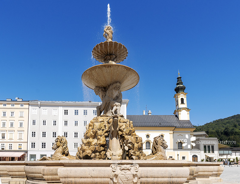 奥地利萨尔茨堡主教宫广场上的喷泉图片素材