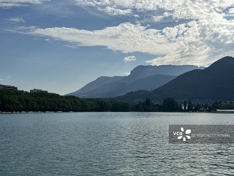 法国阿尔卑斯山的安纳西湖，安纳西，奥弗涅-罗纳-阿尔卑斯，法国，2023年6月图片素材