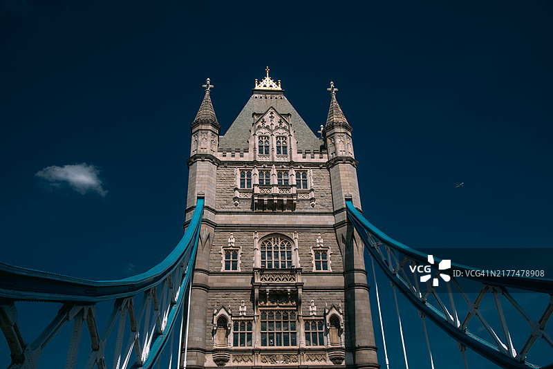 伦敦标志性塔桥横跨泰晤士河图片素材