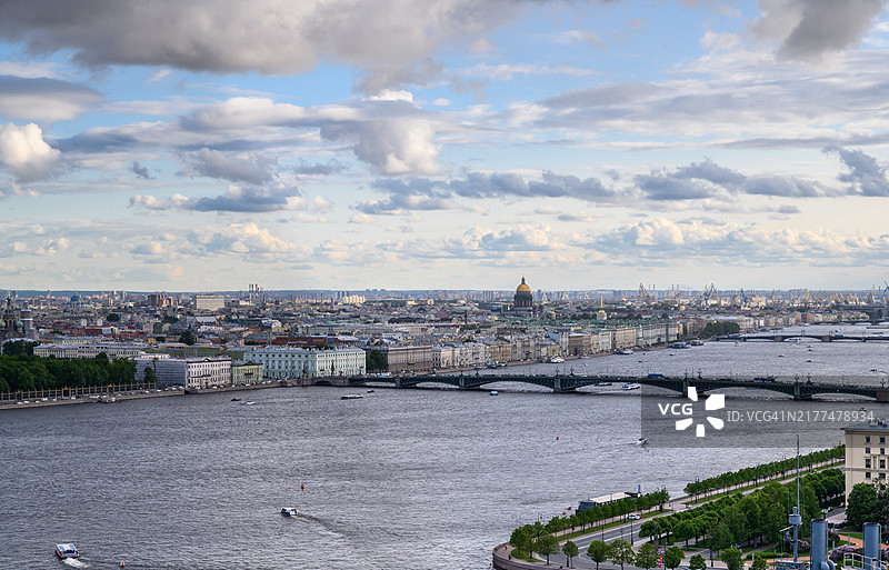 从屋顶俯瞰圣彼得堡，宫桥与涅瓦河图片素材