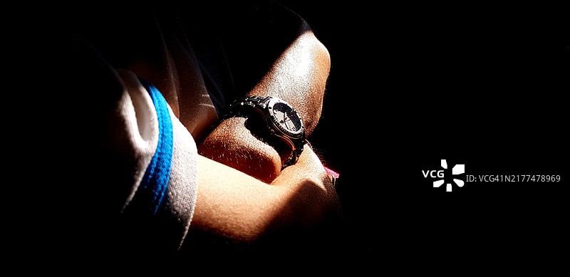 手部特写，交叉双臂或抱臂，佩戴手表，阳光照耀。图片素材