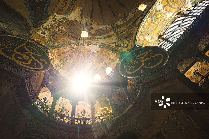 阳光穿过土耳其伊斯坦布尔的历史穹顶图片素材