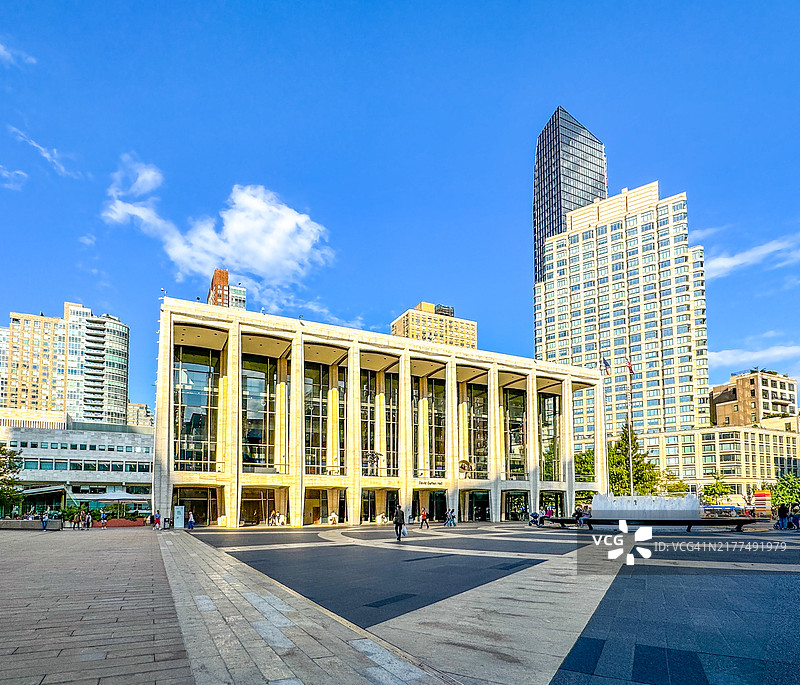 纽约林肯中心广场行人图片素材