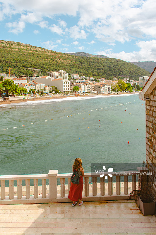 在彼得罗瓦茨海岸边的女人图片素材