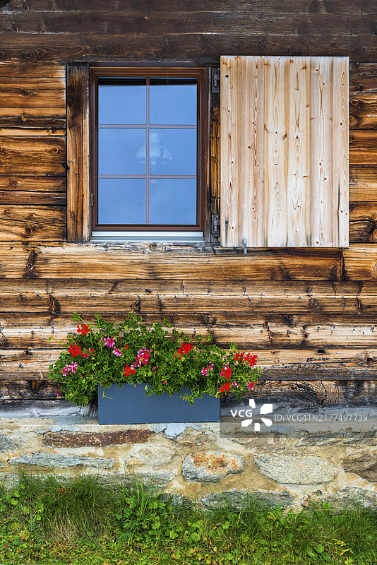 装饰精美的山间小屋，木屋，阿尔卑斯小屋，风景如画，鲜花，窗户，房屋墙壁，旅游，旅行，位于瑞士瓦莱州里德阿尔卑图片素材