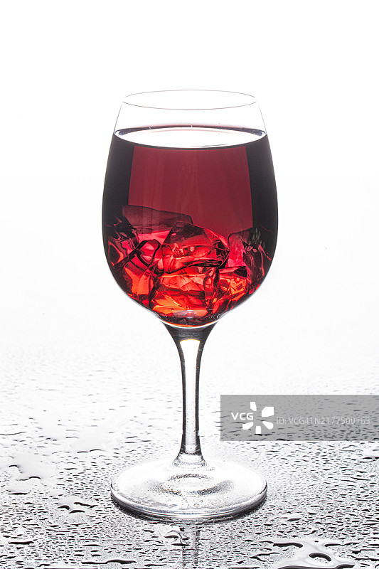 玻璃背景上的冰晶葡萄酒杯图片素材