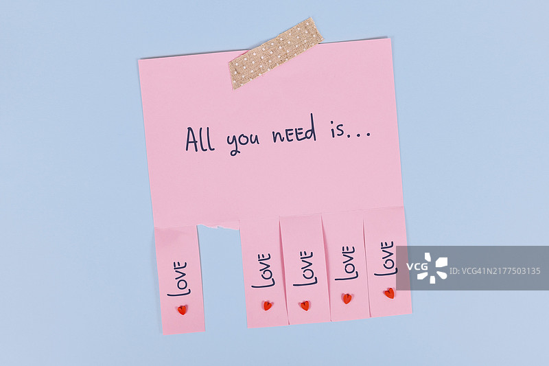撕下的粉色便条：你只需要爱图片素材