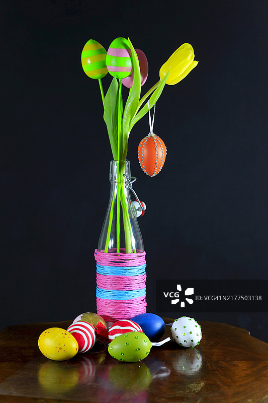复活节彩蛋和郁金香静物摄影，德累斯顿，萨克森州图片素材
