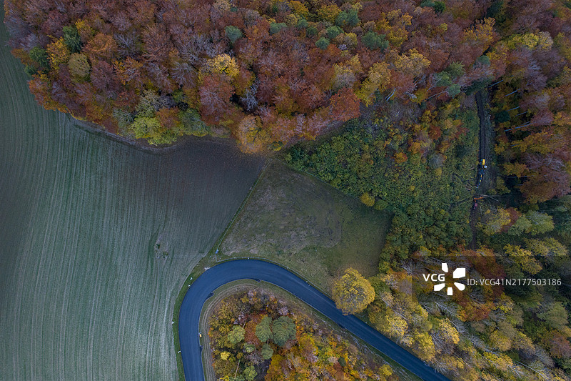 瑞士巴塞尔乡村：秋季山区公路，无人机拍摄图片素材