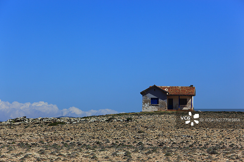 北塞浦路斯科尔马基蒂斯角岛西海岸的废弃房屋图片素材
