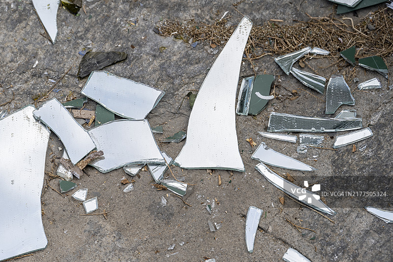 地板上的镜子碎片图片素材