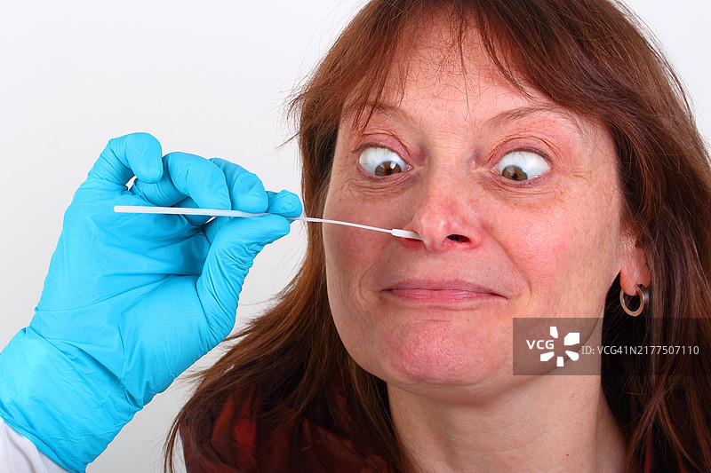 新冠病毒PCR快速检测，女性进行鼻咽拭子检测趣味图片图片素材