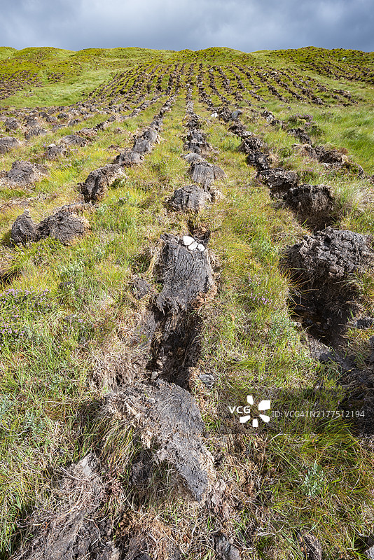 苏格兰凯恩戈姆山国家公园的泥炭切割机图片素材